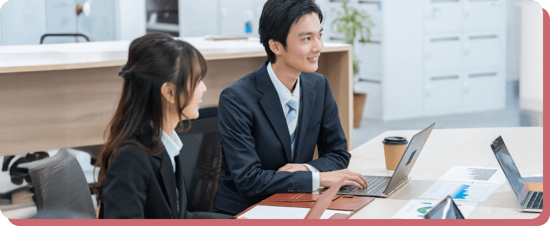 YCSの新入社員たちがオフィスで笑顔で交流する様子。